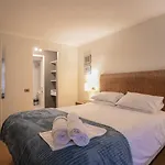 Elegant Lodging Steps Away From Costanera Center